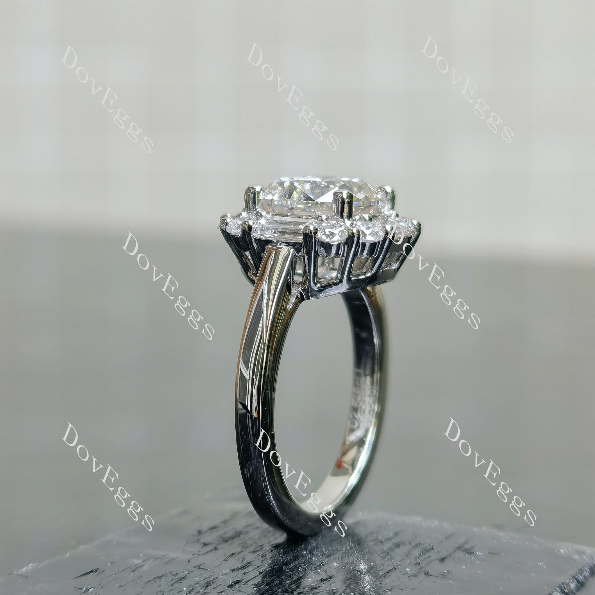 Doveggs Round Halo Vintage Lab Grown Diamond Engagement Ring