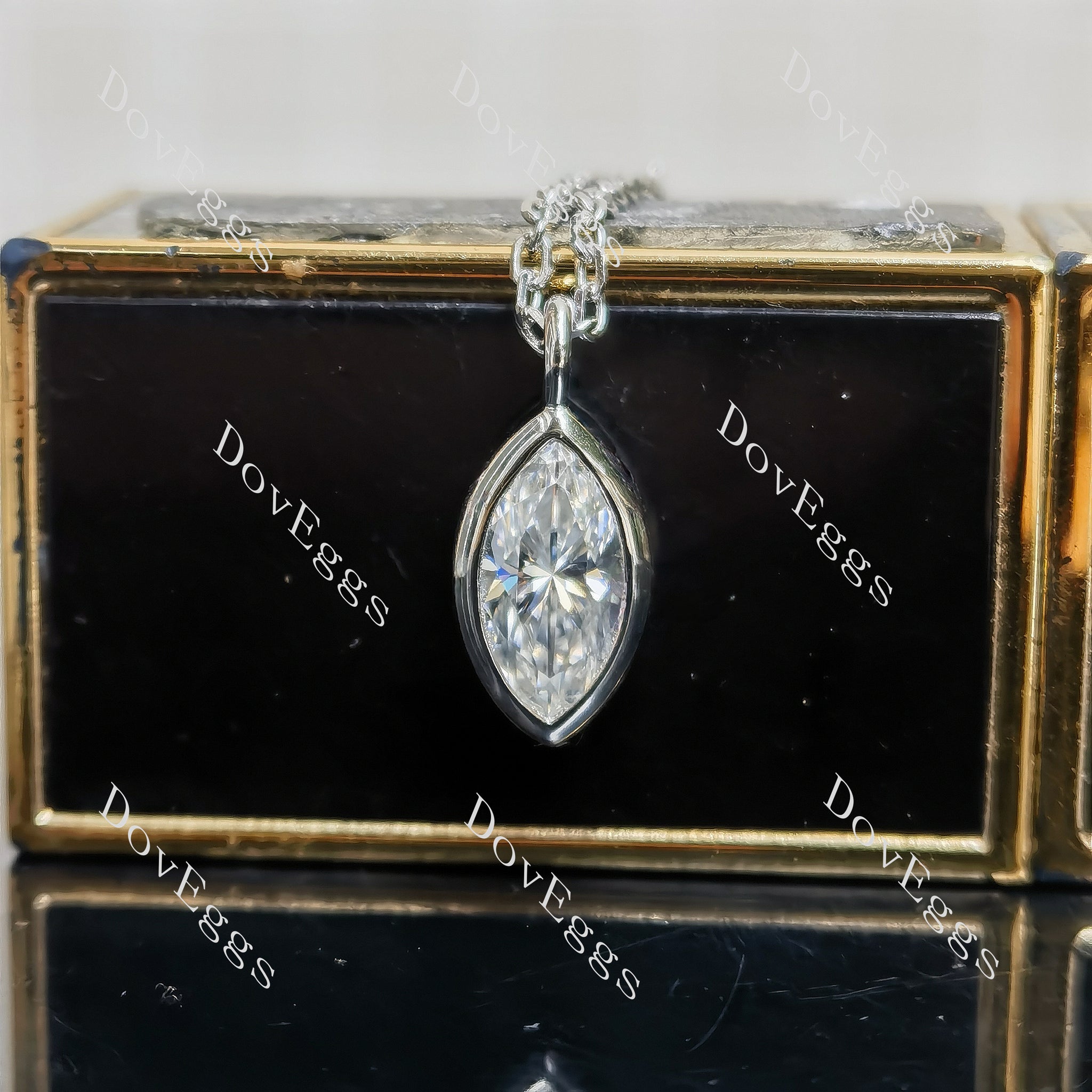 Doveggs Leaf marquise bezel pendant necklace (pendant only)