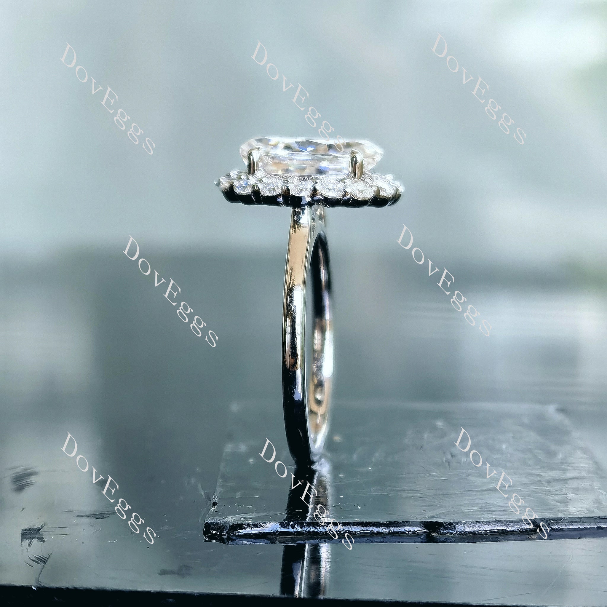 Doveggs oval halo moissanite engagement ring