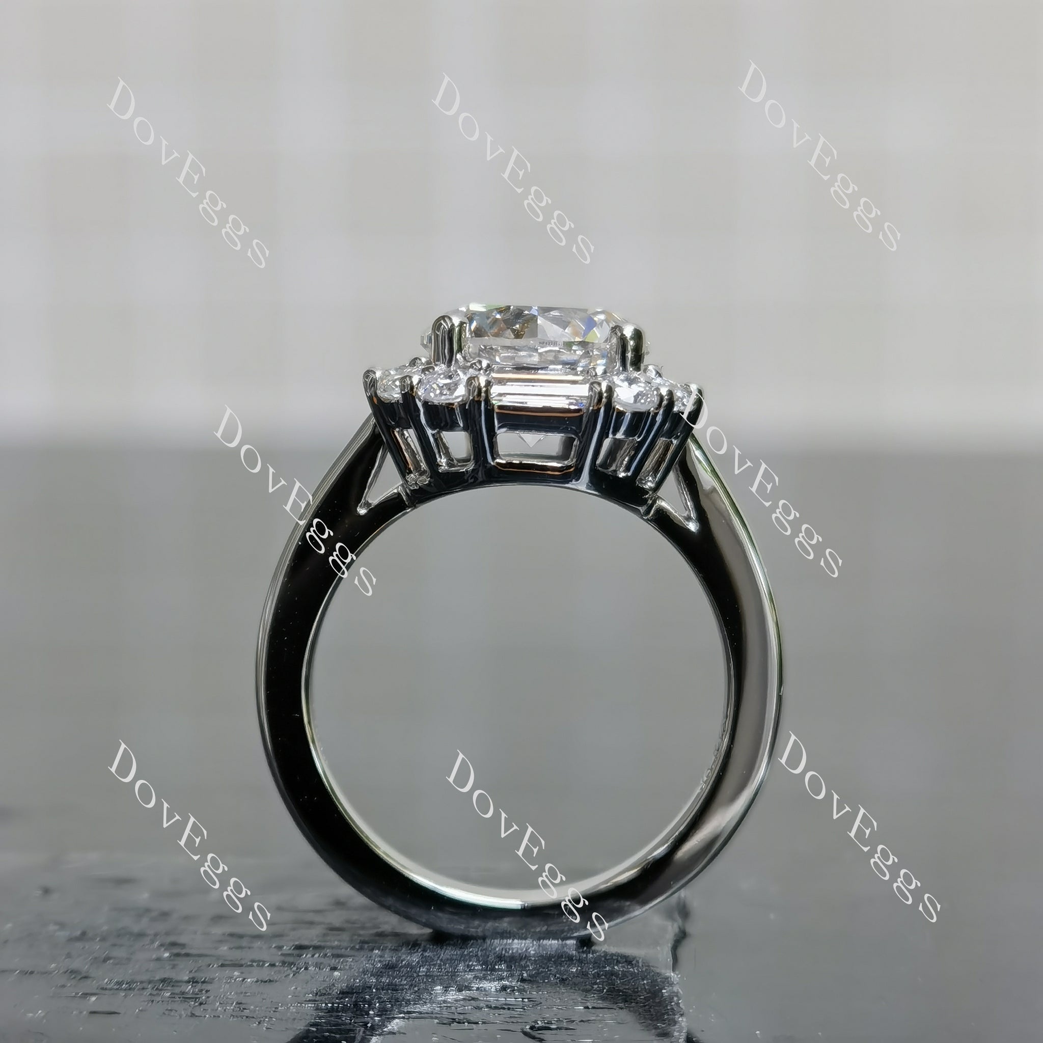 Doveggs Round Halo Vintage Lab Grown Diamond Engagement Ring