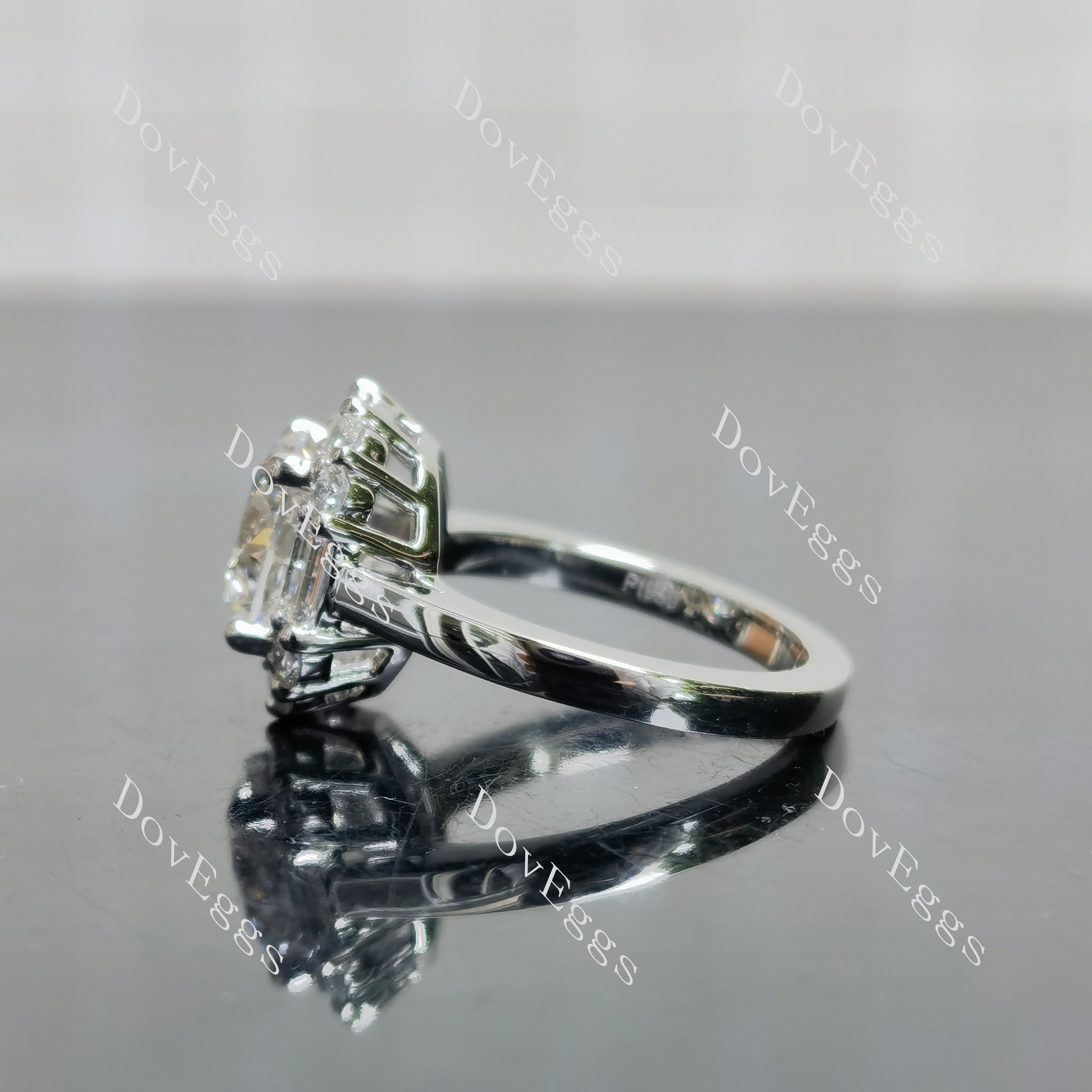 Doveggs Round Halo Vintage Lab Grown Diamond Engagement Ring