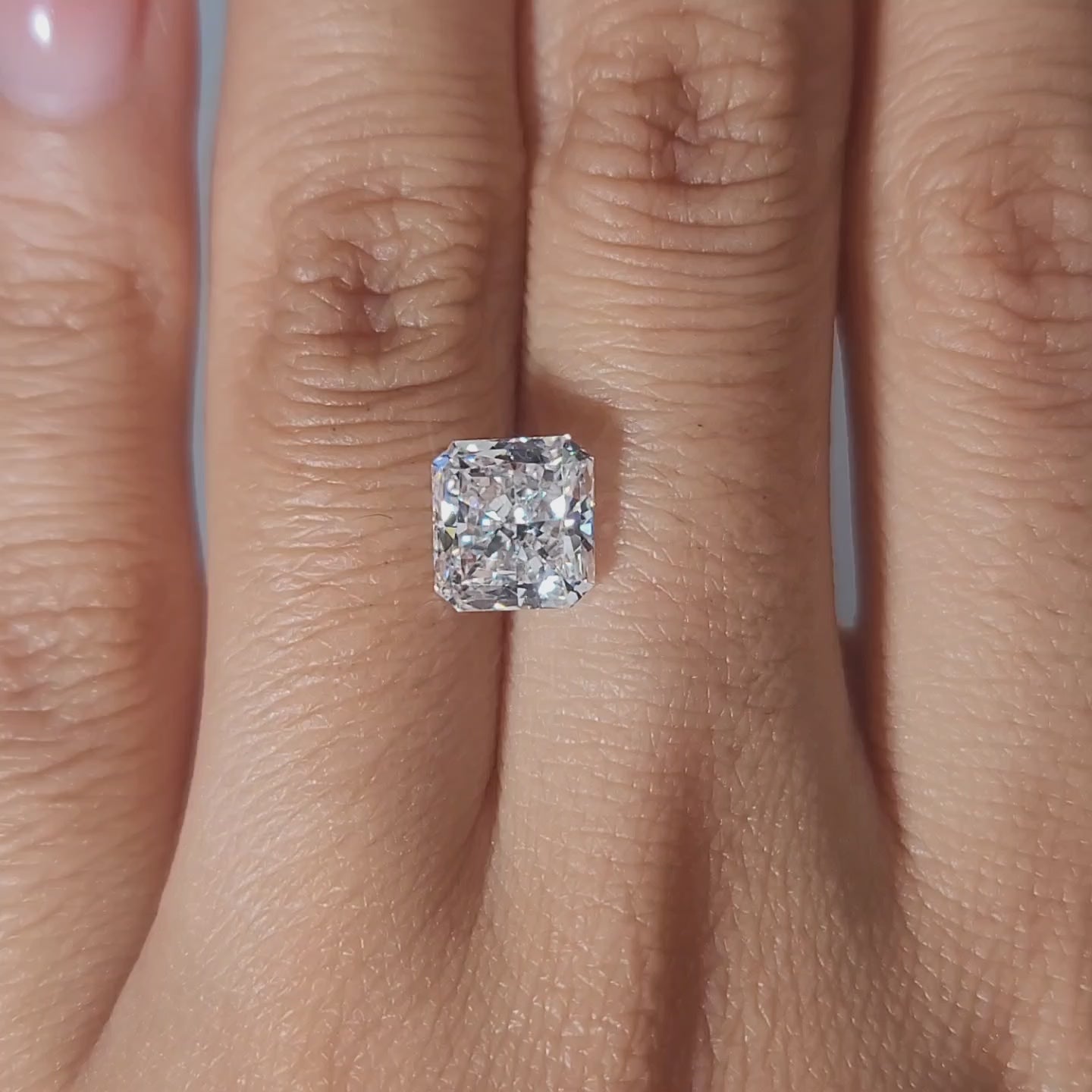 Modern video of 2.52ct radiant diamond in warm light