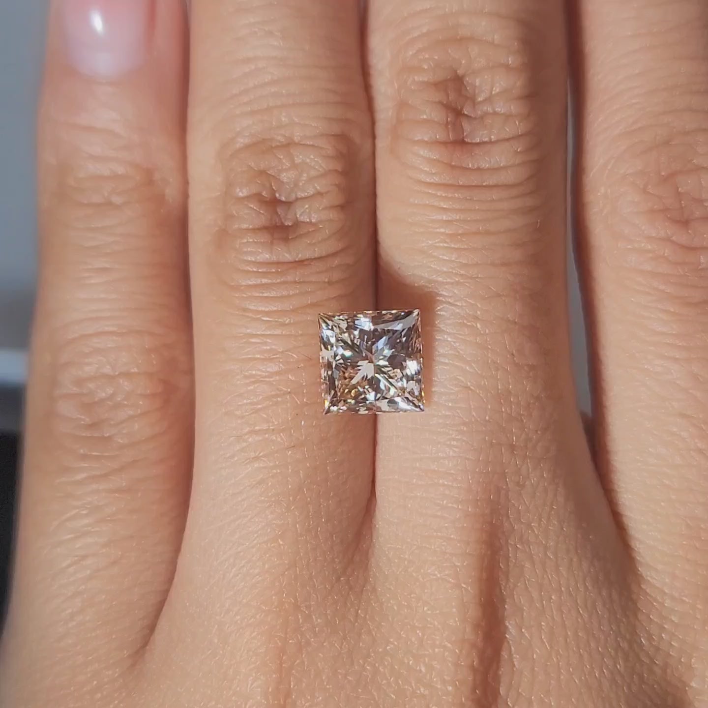 Hand-modeled video of 3.12ct orange diamon